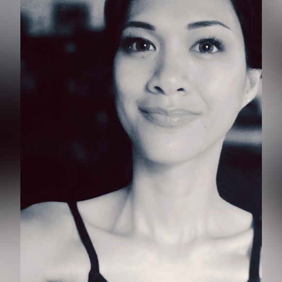 Meet your Posher, Nicole - Picture 2 of 2